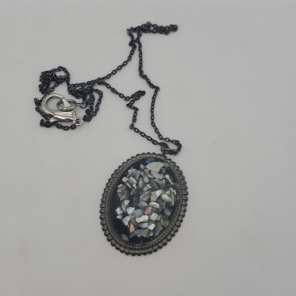 BLACK ACRYLIC SHELL NECKLACE